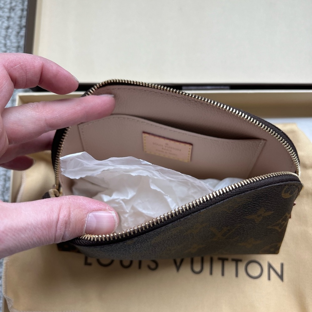 Brand new vintage Pochette cosmetics LV - Picture 2 of 4